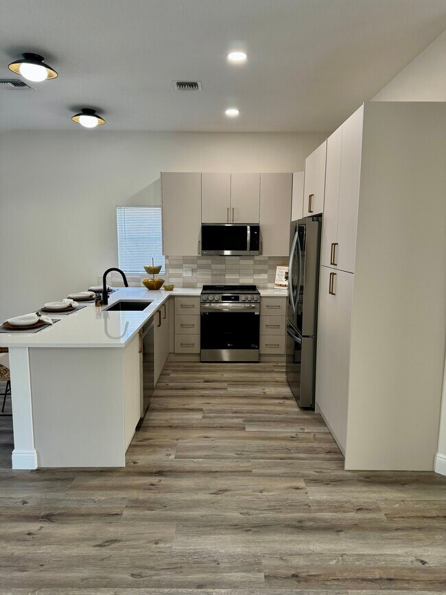 No detail sparred in this gorgeous kitchen! - 1610 Yachtman Pl