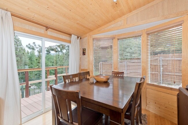 Building Photo - Fully Furnished & Move-In Ready Home – Long-Term Housing Available in Mammoth Lakes