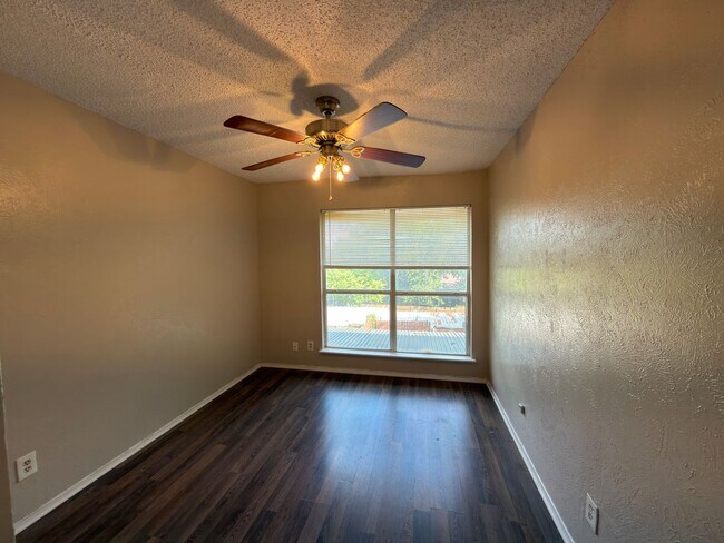 Building Photo - 358 Valley Park Dr