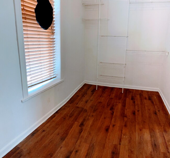 Building Photo - 1710 W 37th St