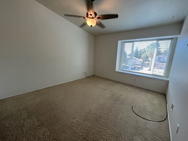 Building Photo - Spacious 3bed 2.5bath 2 story home available now!