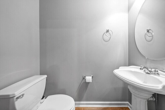 Building Photo - 2 Bedroom Condo For Rent With Community Swimming Pool!