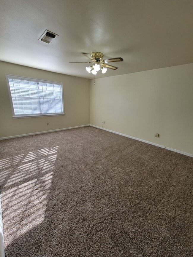 Building Photo - Bryan - 4 Bedroom - 2 bath - 2 story House with attached garage