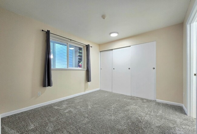 Building Photo - 2 Bedroom Condo In Lynnwood Available Now