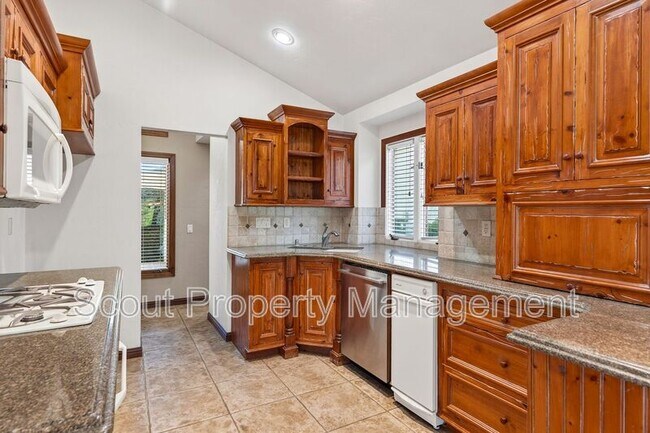 Building Photo - 38285 Oaktree Loop