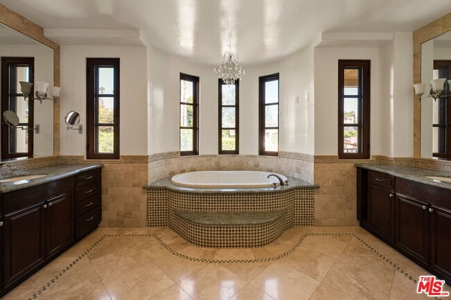 Building Photo - 823 Yale St