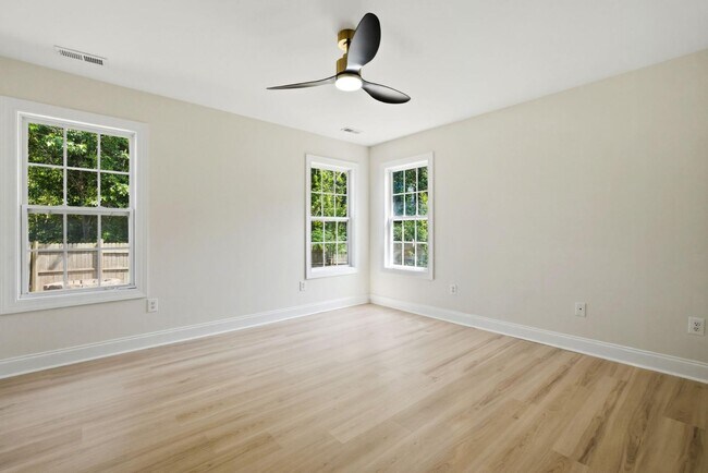 Building Photo - 215 Gardenview Ct NE