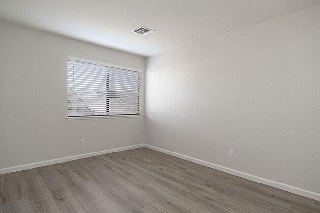 Building Photo - Newly remodeled upstairs condo in gated co...