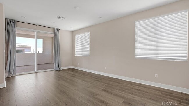 Building Photo - 165 Tenor
