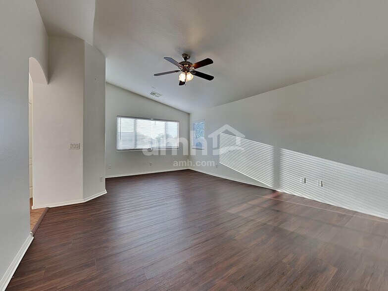 Building Photo - 6208 S 52nd Dr