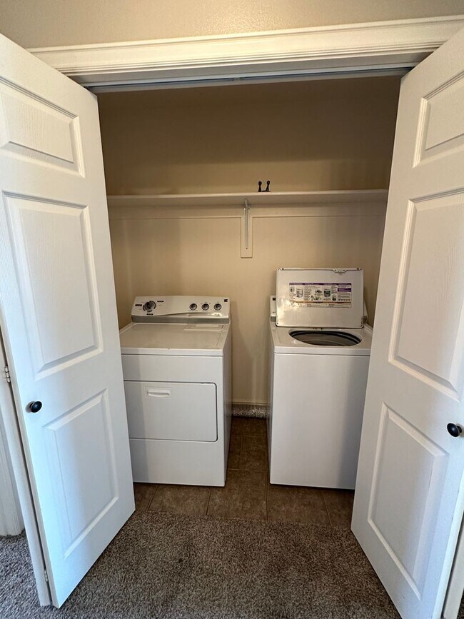 Building Photo - Desirable 2 Bed 1.5 Bath Lincoln Park Townhome