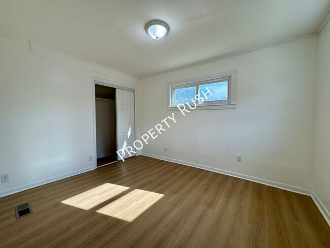 Building Photo - 32 Opal Rd