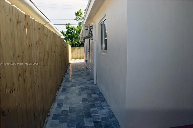 Building Photo - 622 NE 6th St