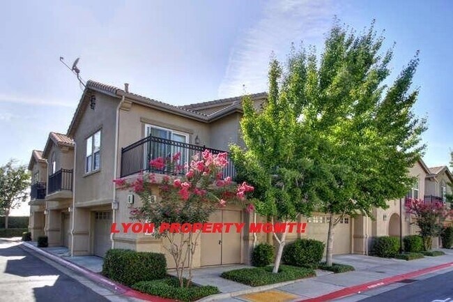 Building Photo - 3301 N Park Dr