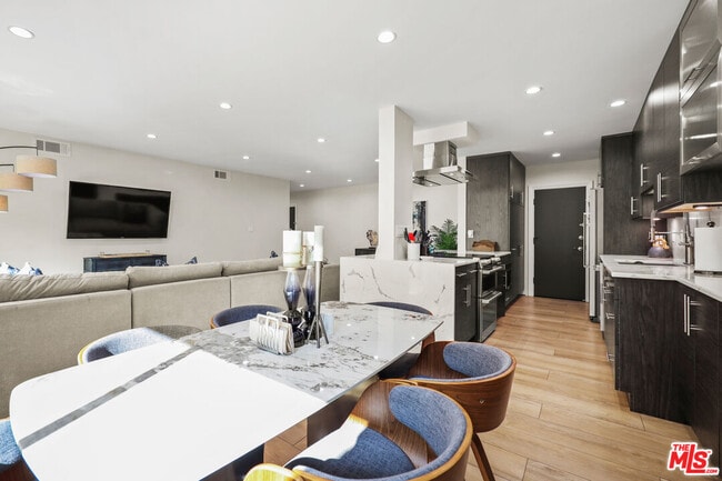 Building Photo - 1045 Kings Rd