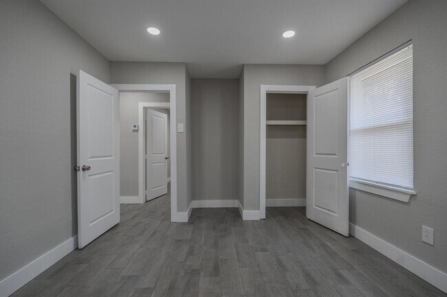 Building Photo - 2127 Strawberry Rd