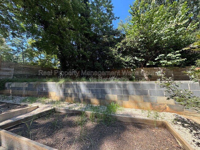 Building Photo - 3018 Medlin Dr