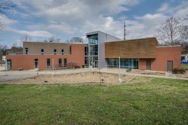 Building Photo - Awesome 2BE/2BA condo located in the heart of Sylvan Park community!