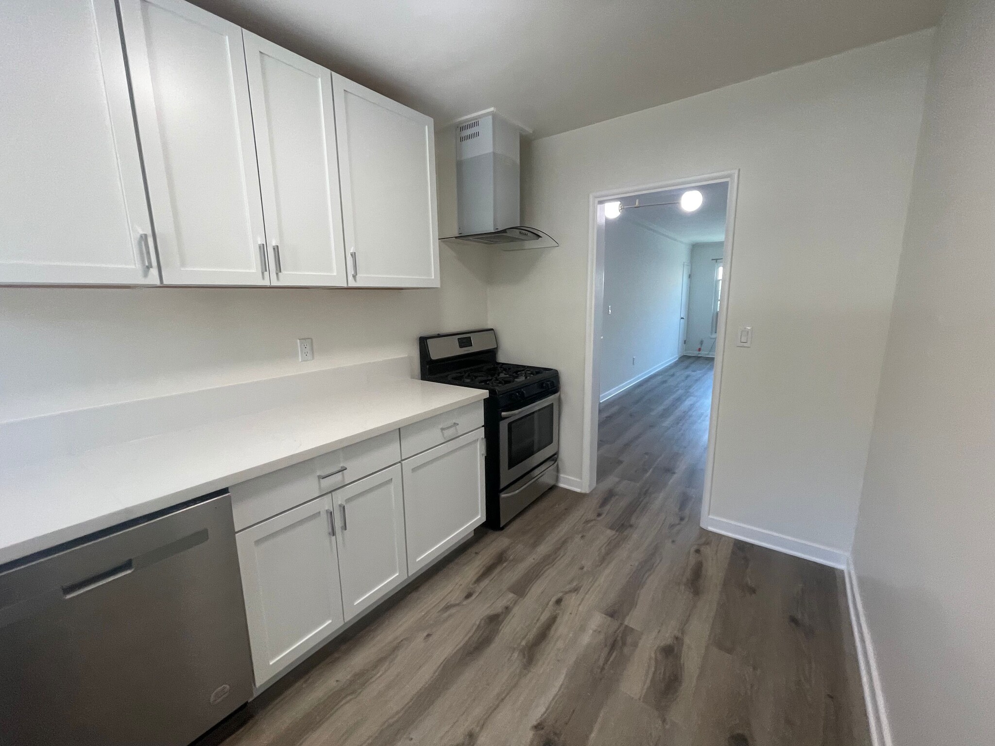 Building Photo - 1846 N Kingsley Dr
