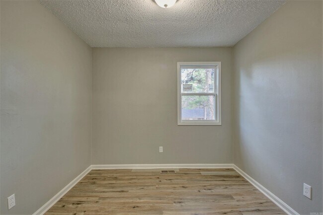 Building Photo - 1900 Labette Manor Dr