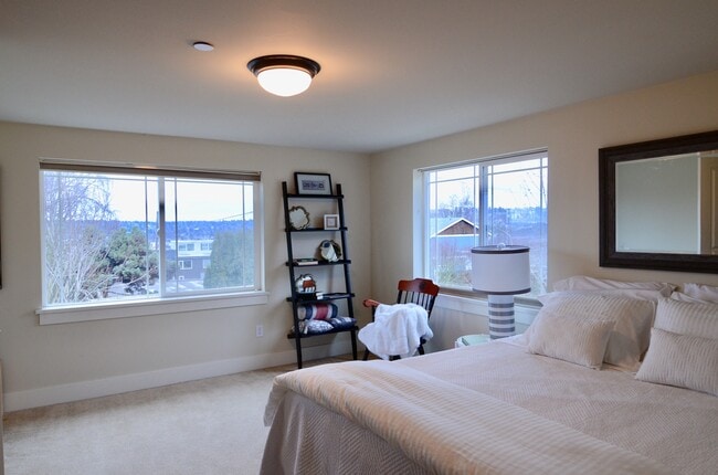 Building Photo - 3 Bedroom 2.5 Bath Queen Anne Townhome