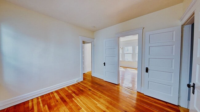 Building Photo - [In-Unit Laundry; Garden] Townhouse-Style Living, with Historical Details & Parking!
