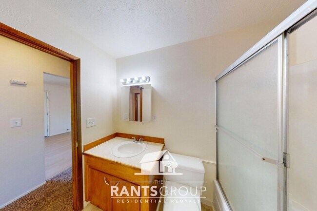 Building Photo - 806R