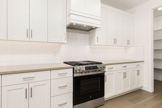 Building Photo - Beautiful New Home with access to community pool