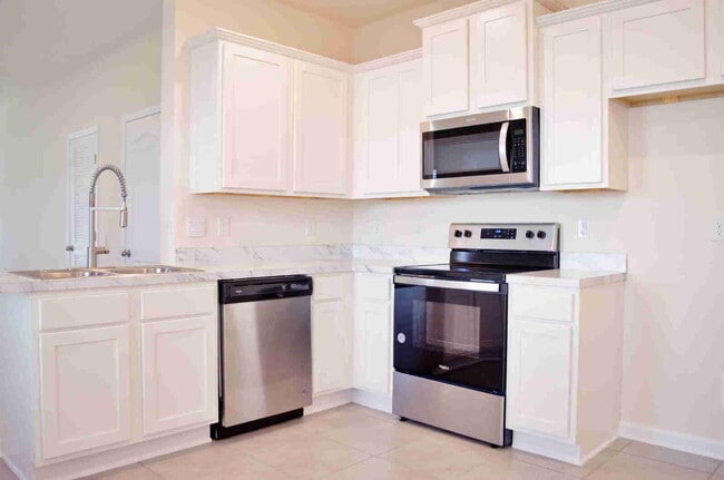 Building Photo - Stunning 3-Bedroom Townhome for Rent in Ba...