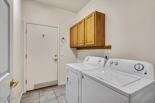 Building Photo - 902 E Madeline Dr