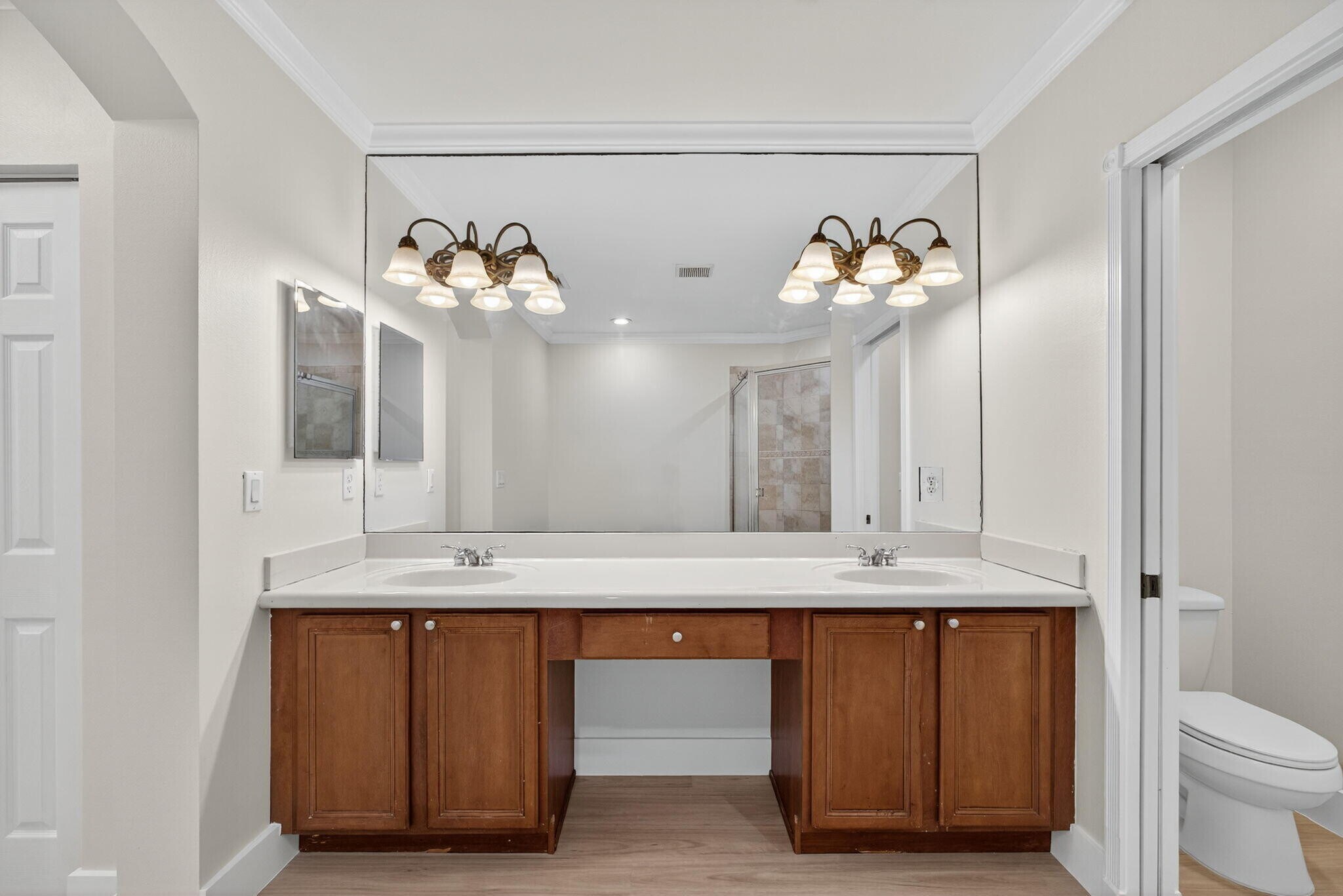 Building Photo - 2213 Oakmont Dr