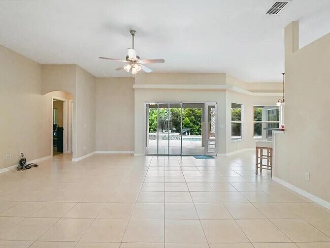 Building Photo - 602 SW McCall Rd