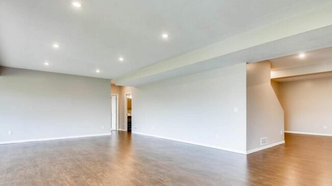 Building Photo - Luxurious 5-Bedroom, 4-Bath Home in Hennep...