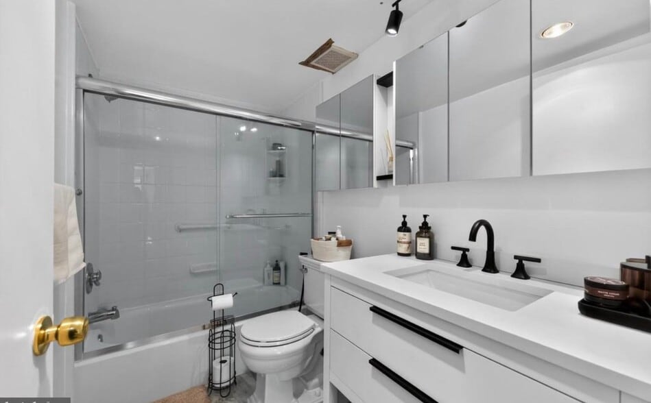 Building Photo - 419 Drummers Ln