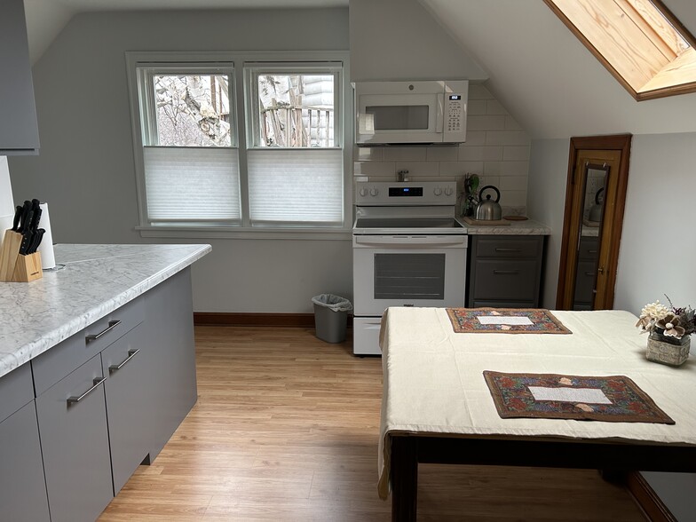 Spacious eat-in kitchen with all-new applicances - 749 Hawthorne Ave E