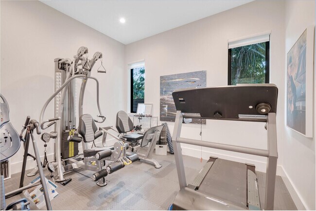 Building Photo - 4011 Bayview Dr