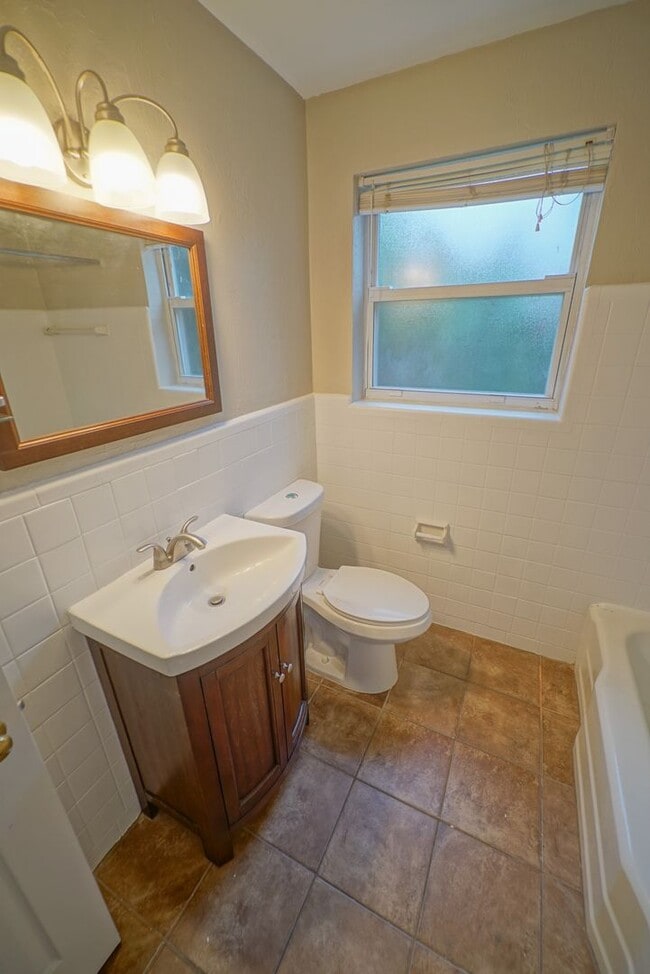 Building Photo - Cozy 3/2 Single Family Home