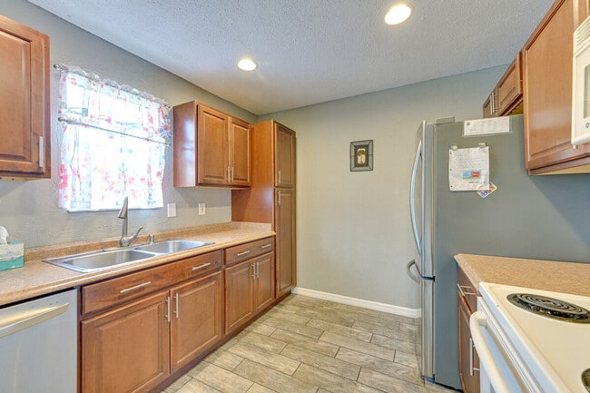 Building Photo - 1555 N Tuttle Ave