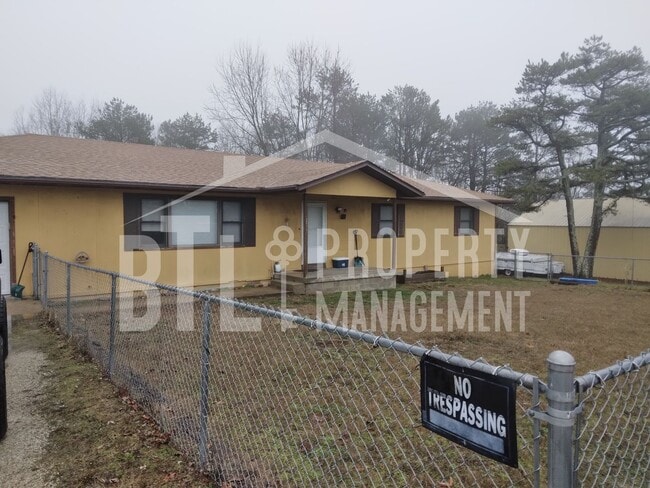 Building Photo - 3 Bedroom 2 Bath Home in Lampe!!!!