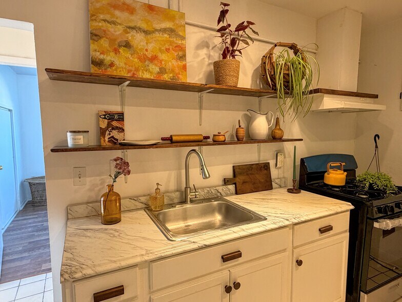 Kitchen - 1369 Helen Dr