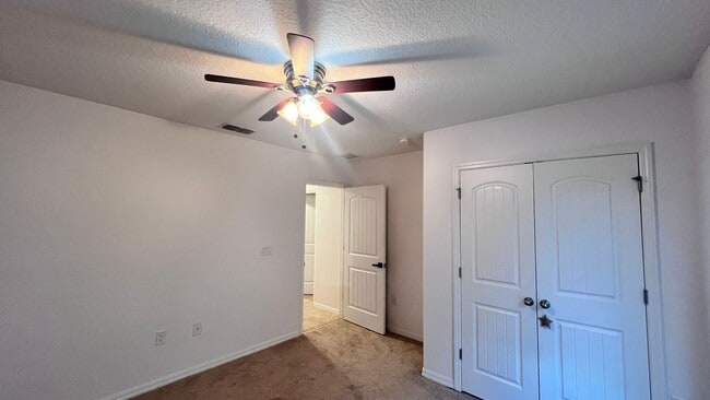 Building Photo - Beautiful Upgraded 3 Bedroom and 2 1/2 Bat...