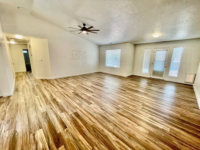Building Photo - Updated and Pet Friendly Three Bedroom Home