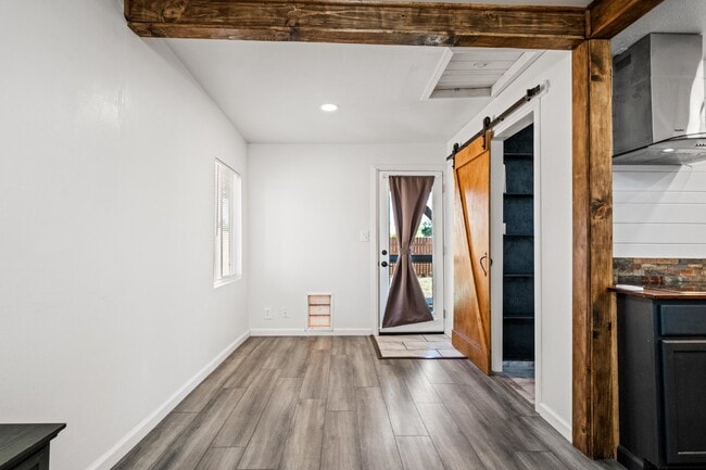 Building Photo - Adorable Studio Apt in Cottonwood - Dog Friendly! Available NOW!