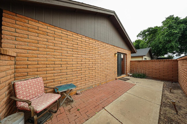 Building Photo - 102 W Concorda Dr