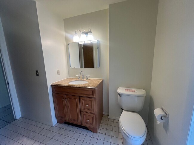 Building Photo - Light, bright, & Move- In ready with ultimate flexibility!