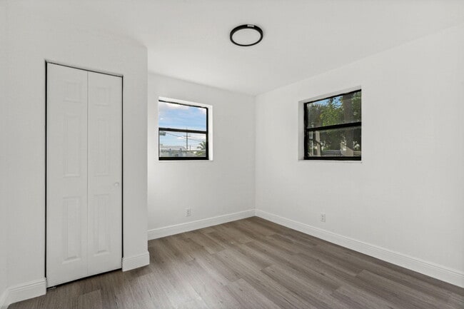 Building Photo - 230 SW 13th Ave