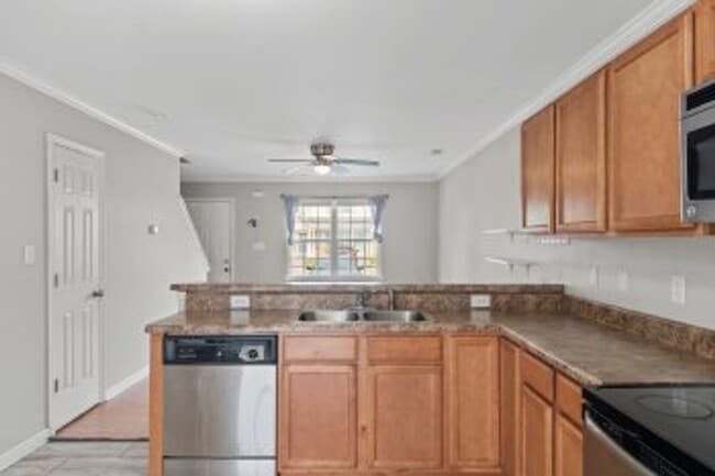 Building Photo - 2BR/2.5BA Townhome in The Gables