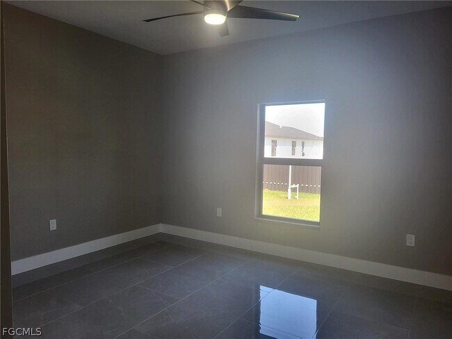 Building Photo - 654 NE 5th Pl