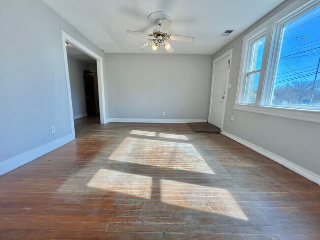 Building Photo - 2 Bed, 2 Bath Single Level Home Near Downt...