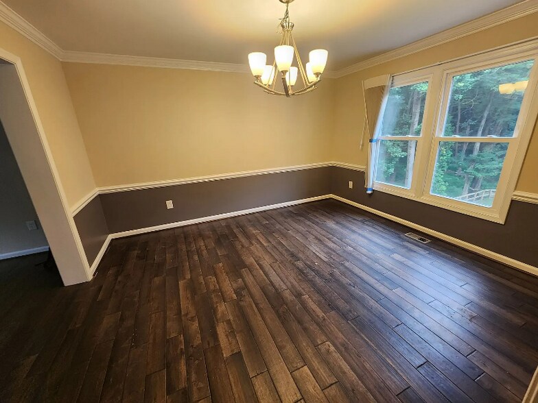 Building Photo - 721 Symphony Woods Dr